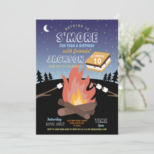 Camping S'More Camp Fun Invitation (Debout devant)