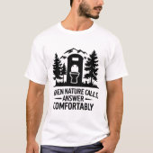 Camping Toilet Humor Mountain Forest grafische kun T-shirt (Voorkant)