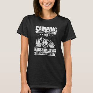 Camping waar vrienden marshmallows krijgen toasted t-shirt