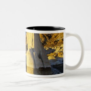 Canada, Alberta, Drumheller. Hoodoos. Tweekleurige Koffiemok