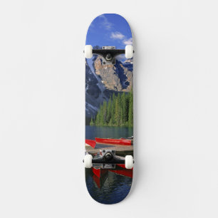 Canada, Alberta, Moraine Lake. Rode kano's wachten Skateboard