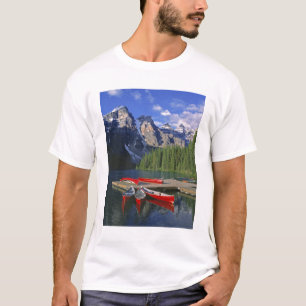 Canada, Alberta, Moraine Lake. Rode kano's wachten T-shirt