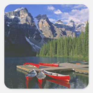 Canada, Alberta, Moraine Lake. Rode kano's wachten Vierkante Sticker
