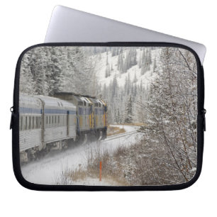 Canada, Alberta. VIA Rail Sneeuwtrein tussen Laptop Sleeve