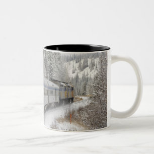 Canada, Alberta. VIA Rail Sneeuwtrein tussen Tweekleurige Koffiemok