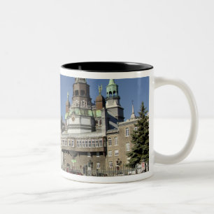 Canada, Quebec, Montreal. Oud Montreal Tweekleurige Koffiemok