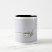 Canada, Quebec. Snowy owl vliegt laag over sneeuw. Tweekleurige Koffiemok (Center)