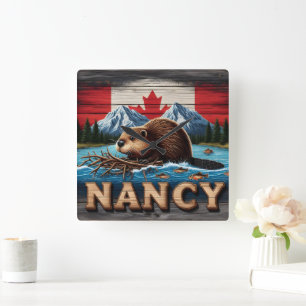 Canadese bever bouwt nest nabij Mountain Lake Vierkante Klok