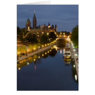 Canal Rideau et édifices du Parlement à la nuit