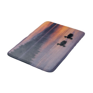 Canards au crépuscule • Tapis de bain de lac boisé