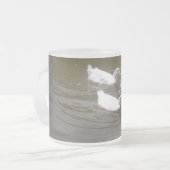 Canards blancs nageant la tasse (Devant gauche)