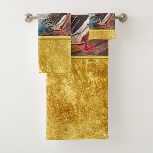 Canards colverts américains dans une rivière nagea (En situation)