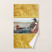 Canards colverts américains dans une rivière nagea (Serviette à main)