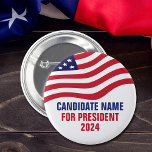 Candidat politique personnalisé Campagne électoral<br><div class="desc">Boutons personnalisables pour les candidats à la campagne politique avec le drapeau américain au-dessus de votre texte en rouge,  blanc et bleu. Ajoutez votre choix de président ou d'autre fonction politique à l'élection de 2024. Texte personnalisé en gras.</div>