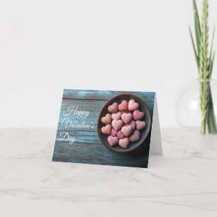 Candyharten in een kom Valentijnsgroet Feestdagen Kaart
