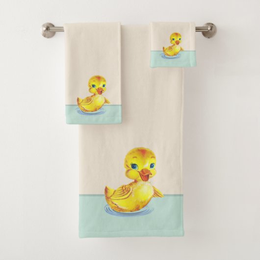 Canetons mignons nageant sur du sable clair beige (En situation)