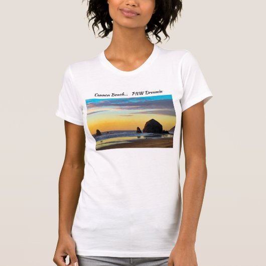 Cannon Beach - Haystack Rock in sunset T-Shirt (Voorkant)