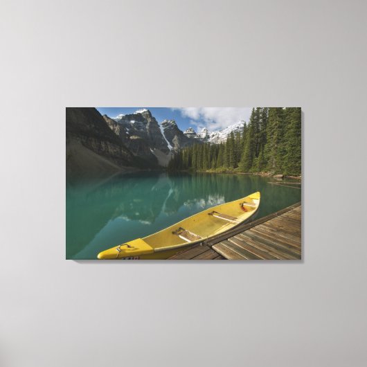 Canoe geparkeerd aan een dok langs het Moraine Lak Canvas Afdruk (Voorkant)