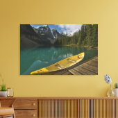 Canoe geparkeerd aan een dok langs het Moraine Lak Canvas Afdruk (Insitu (Woonkamer))