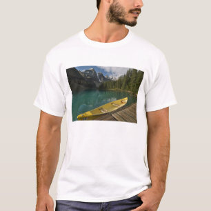 Canoe geparkeerd aan een dok langs het Moraine Lak T-shirt