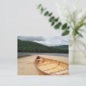 Canot sur la plage Carte postale (Debout devant)