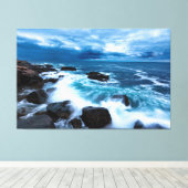 Canvas - oceaangolven kruipen op de rotshore afdruk (Insitu (Houten vloer))