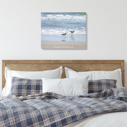Canvas: Zandlopers op het strand - Topsail Island  Canvas Afdruk (Insitu (Slaapkamer))