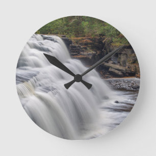 Canyon-watervallen in de Sturgeon-rivier bij Anse Ronde Klok