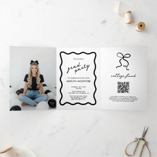 Cap and Bow Graduation Tri-Fold Invitation (Intérieur)