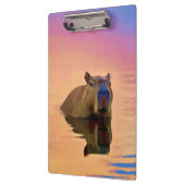 Capibara komt uit een rustig meer klembord (Links)