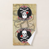 Capitaine Maman - Embracé par Deep Deep (Serviette à main)