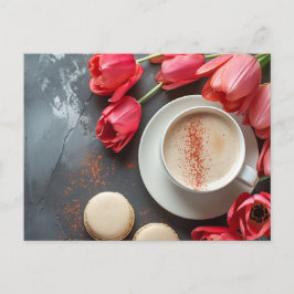Cappuccino und Macarons umringt von Tulpen  Briefkaart