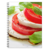 Caprese Salad. Segmenten voor tomaten en Mozzarell Notitieboek (Voorkant)