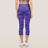 Capri A person wearing purple leggings with a geometric (Verso)