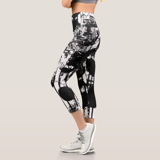 Capri Leggings noirs et blancs avec Graffiti Art imprimé (Gauche)