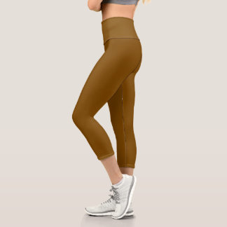 Capri mannequin portant des leggings marrons ajustés