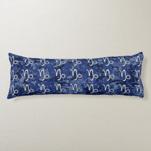 Capricorn Zodiac Symbool op marineblauwe digitale  Lichaamskussen