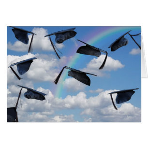 Capuchons de graduation dans le ciel avec arc en c