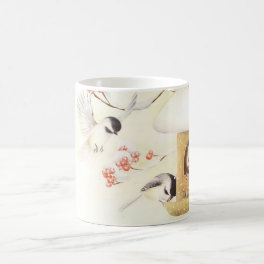 Cardinal d'alimentation d'hiver et chickadees Mug (Centre)