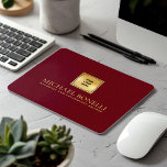 Cardinal Rouge Cuir Luxe Or Nom du logo<br><div class="desc">Améliorez votre espace de travail grâce à ce tapis de souris en cuir rouge cardinal haut de gamme, conçu pour combiner style et fonctionnalité. Doté d'un logo doré luxueux et d'une option permettant d'ajouter deux lignes de texte personnalisé, ce pavé de souris est parfait pour personnaliser avec votre nom, entreprise,...</div>