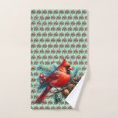 Cardinal sur la branche des pins avec les baies d' (Serviette à main)