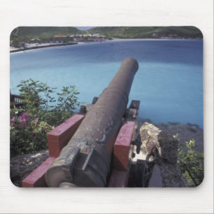 CARIBBEAN, St. Barts, Kanon gericht op Baai van Muismat