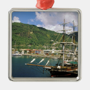Caribisch gebied, St. Lucia, Soufriere. Boten in Metalen Ornament