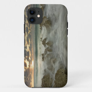 Caribische Zee, Kaaimaneilanden. Brekende golven iPhone 11 Hoesje