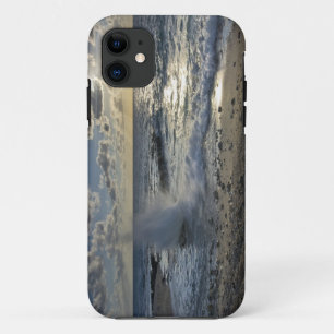 Caribische Zee, Kaaimaneilanden. Brekende golven iPhone 11 Hoesje