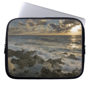 Caribische Zee, Kaaimaneilanden. Brekende golven Laptop Sleeve