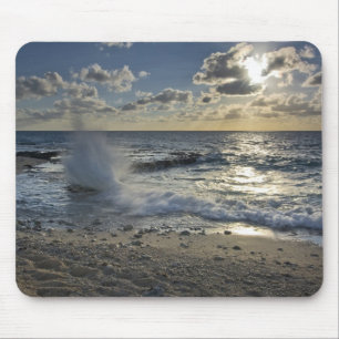 Caribische Zee, Kaaimaneilanden.  Brekende golven Muismat