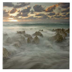 Caribische Zee, Kaaimaneilanden. Brekende golven Tegeltje