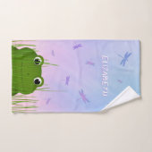 caricature grenouille regarder sur l'herbe dragonf (Serviette à main)