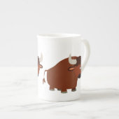 Caricature mignonne timide Bull Chine Mug (Devant droit)